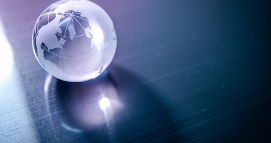 世界地球仪水晶玻璃反射在蓝色光泽的桌子上