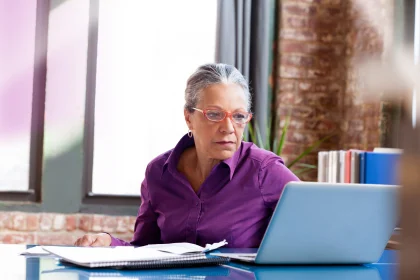 女商人在办公室使用笔记本电脑