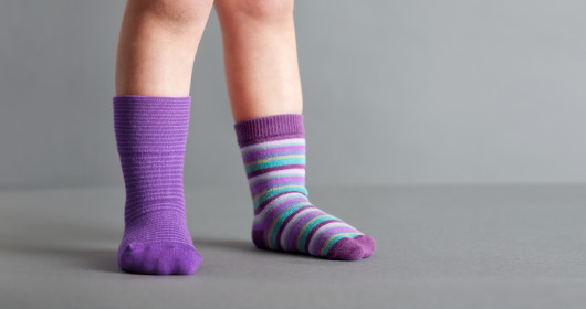 小朋友穿著一只紫袜及一只条纹袜