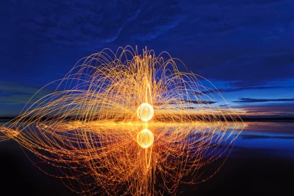 一个火球在湖面上的图像 