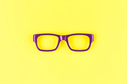 黄色背景上的紫色眼镜