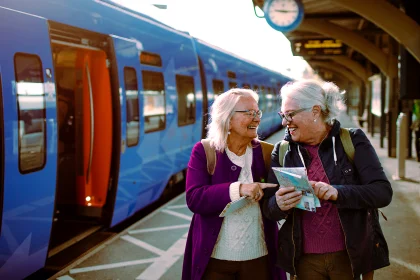 两个老妇人在火车站边等边笑