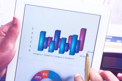 商务人士分析显示在平板电脑屏幕上的财务统计数据