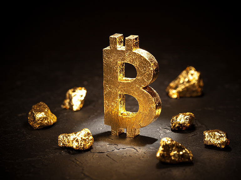 Goldenes Bitcoin-Symbol mit Goldstücken