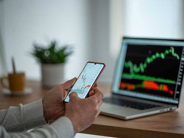 Web and mobile available charts