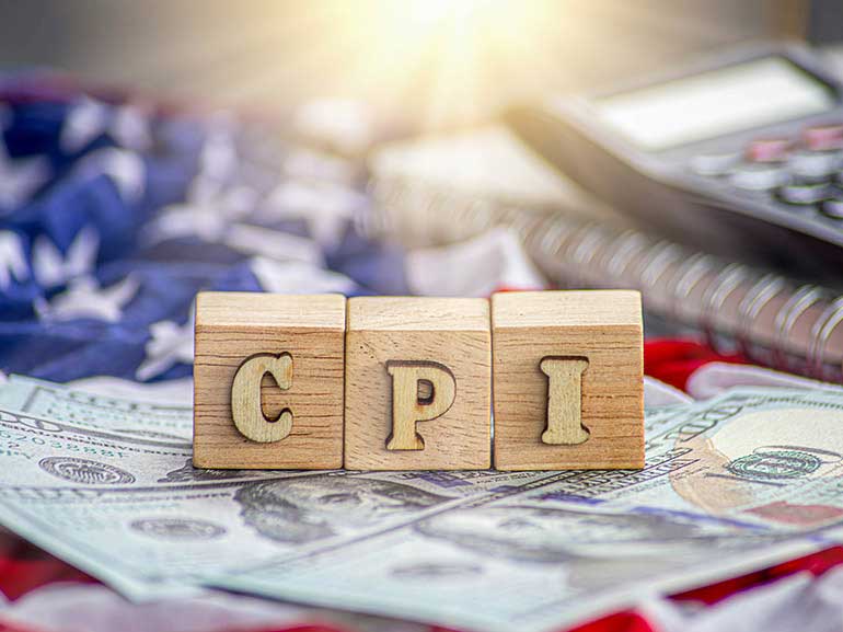 VPI-Holzwürfel auf Banknoten und der US-Flagge