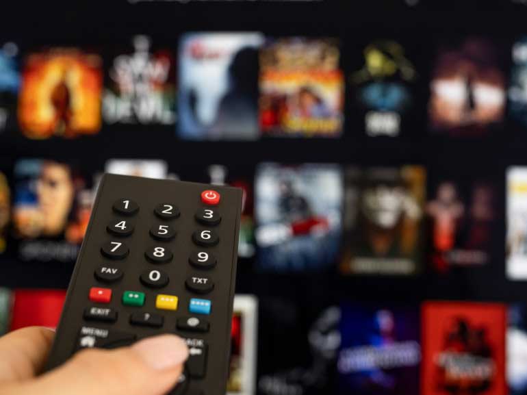 Una mujer con un mando a distancia