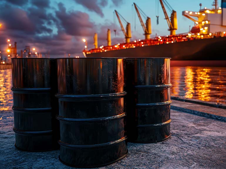 براميل النفط في ميناء الشحن