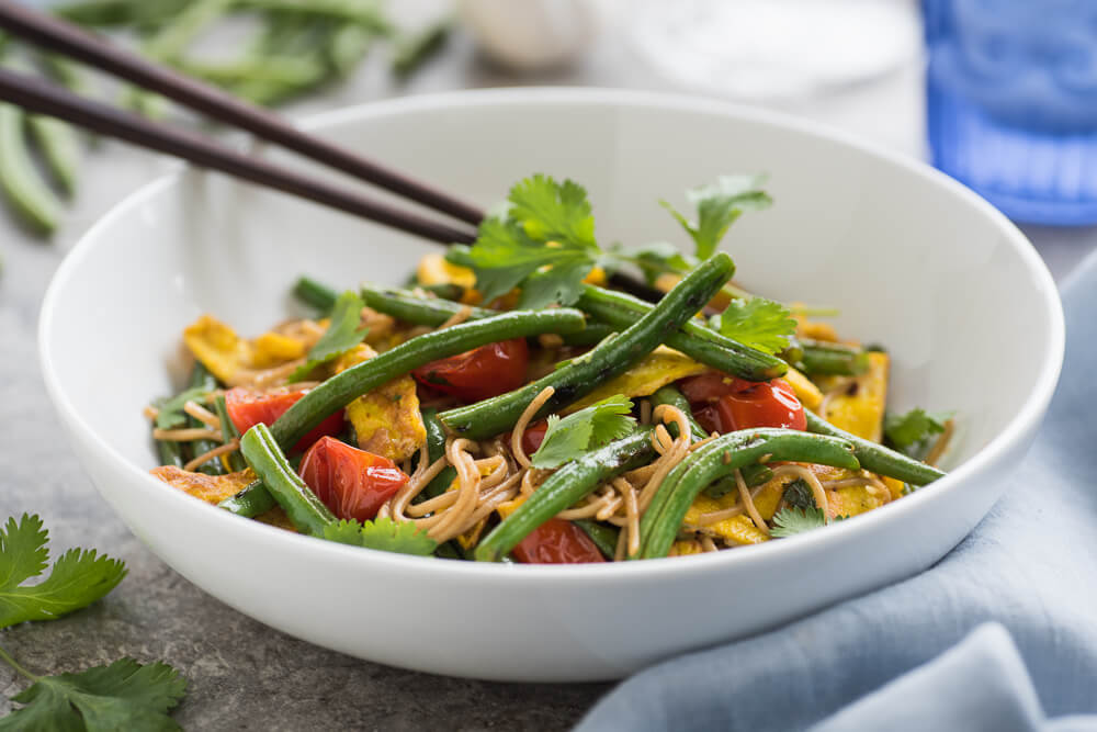 Soba noodle stirfry with green beans and egg