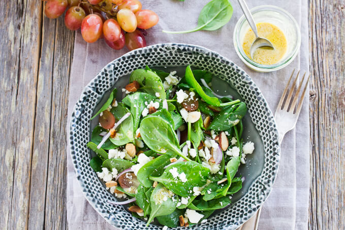 Spinach salad with grapes and goat cheese