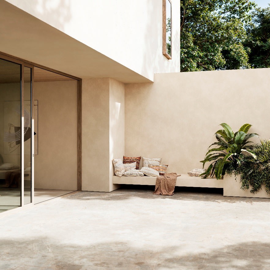 Patio met gepleisterde gevel in warme tint
