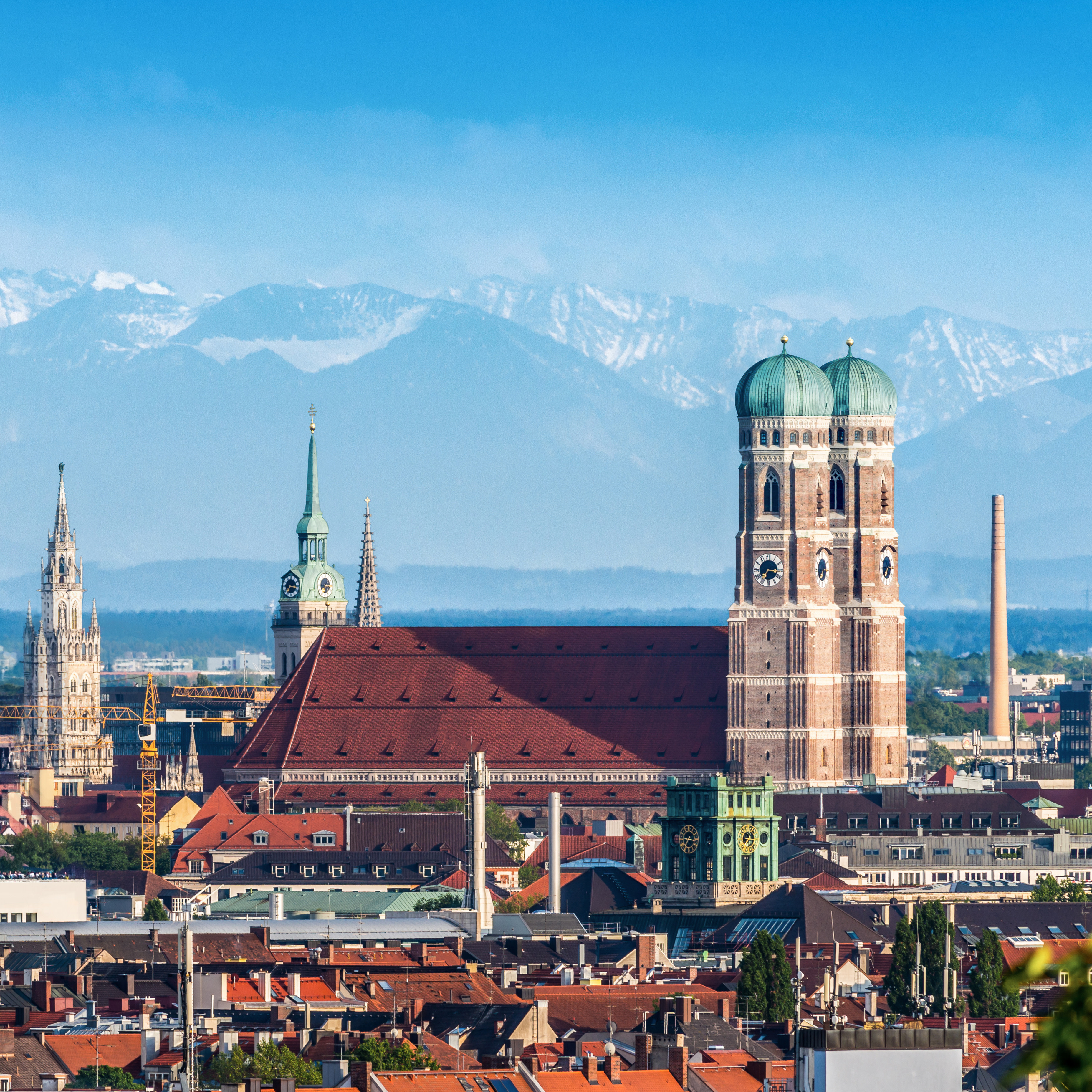 Ansicht der Stadt München mit der Frauenkirche und den Alpen