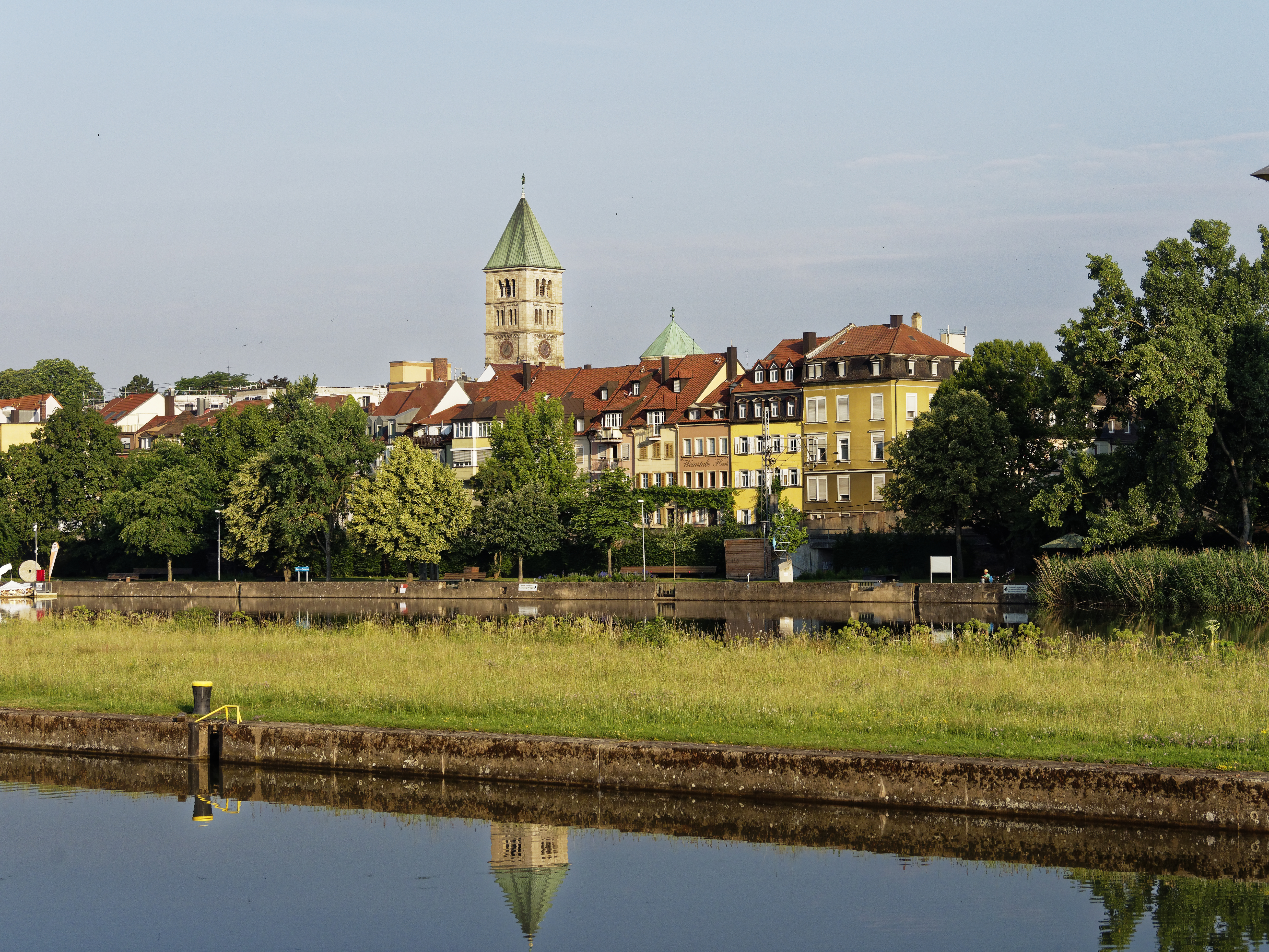 Schweinfurt - Ansicht Heilig-Geist-Kirche und Häuser