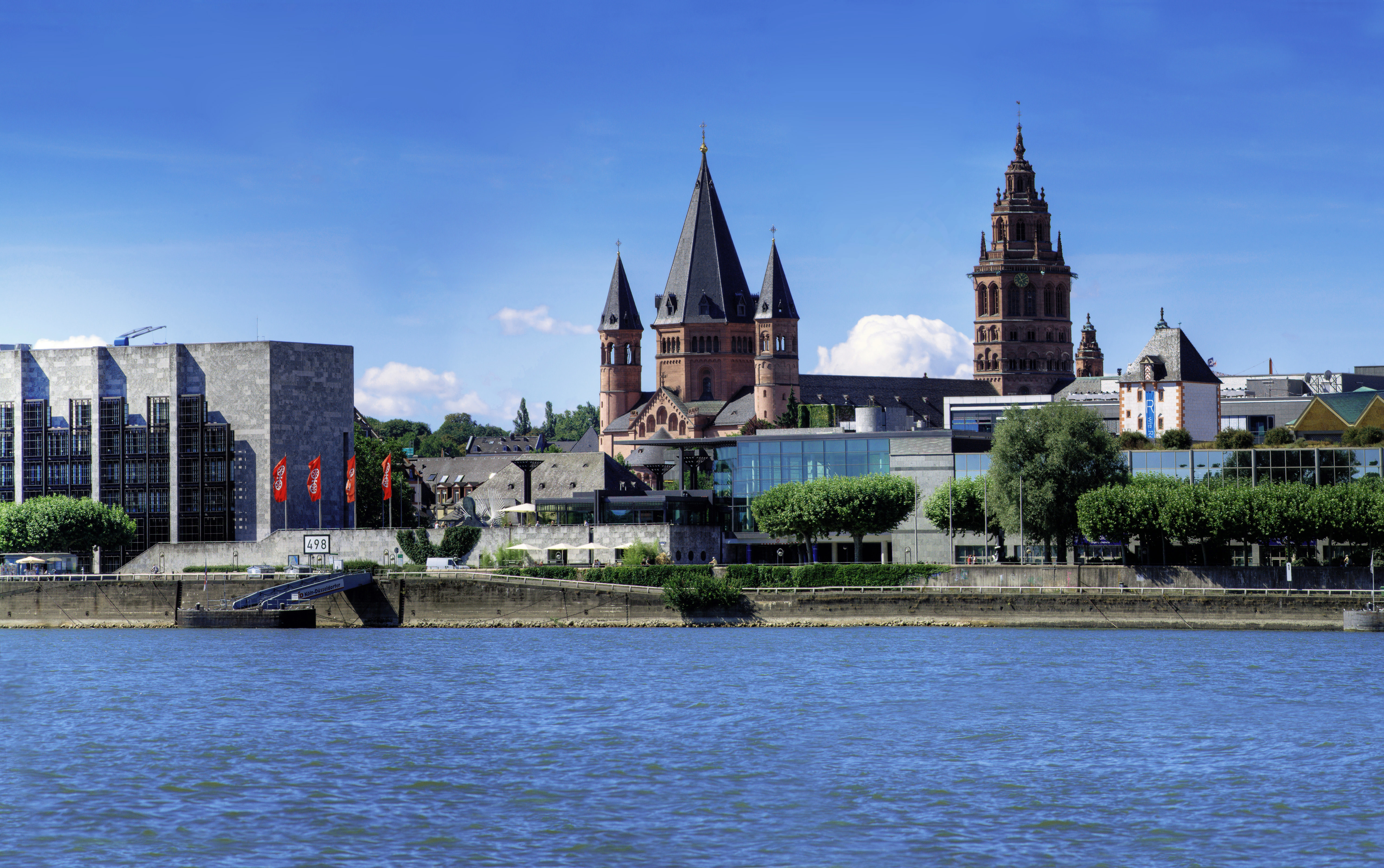 Blick auf die Stadt Mainz vom Rhein aus 