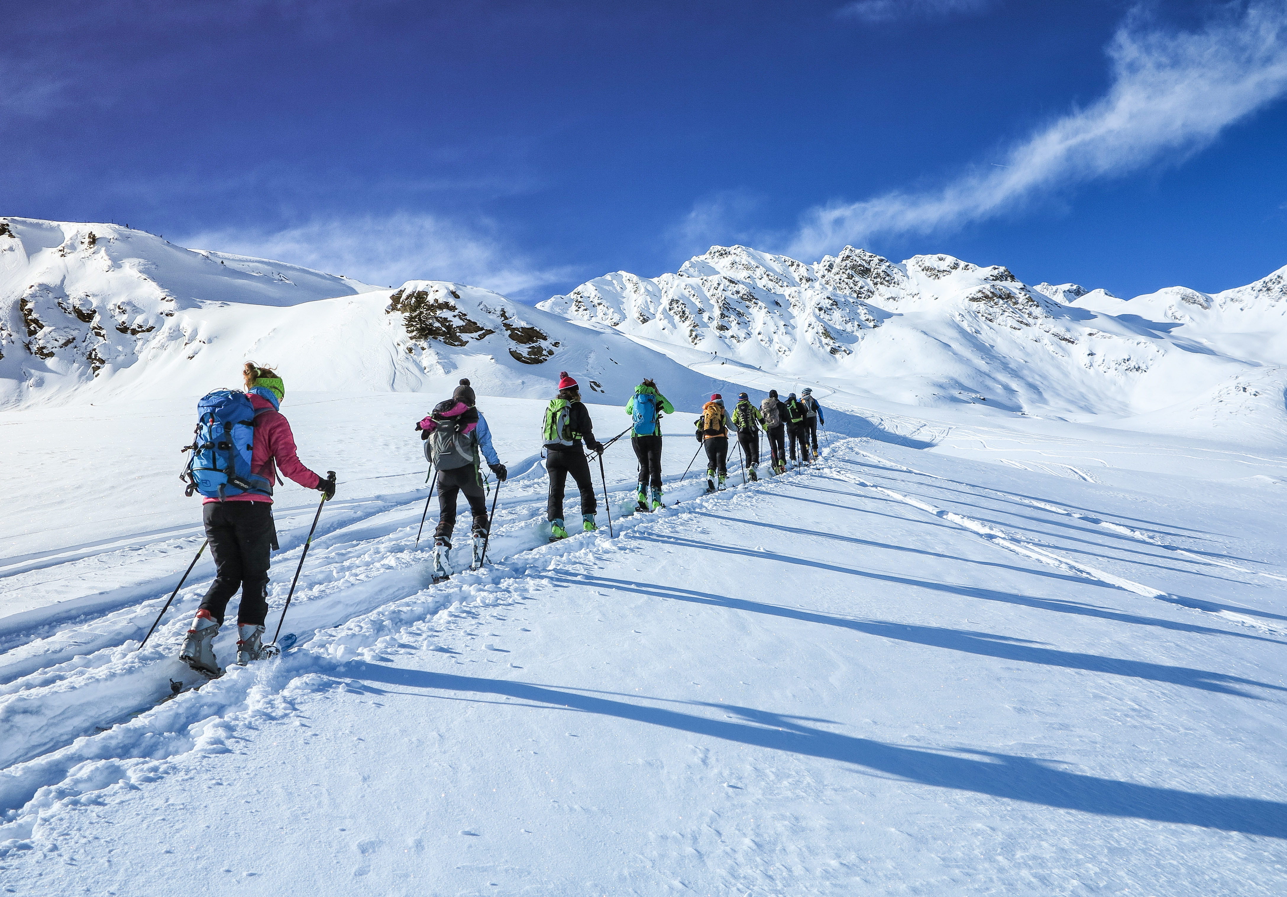 Winterwandern - Gruppe von Skiläufern am Berg
