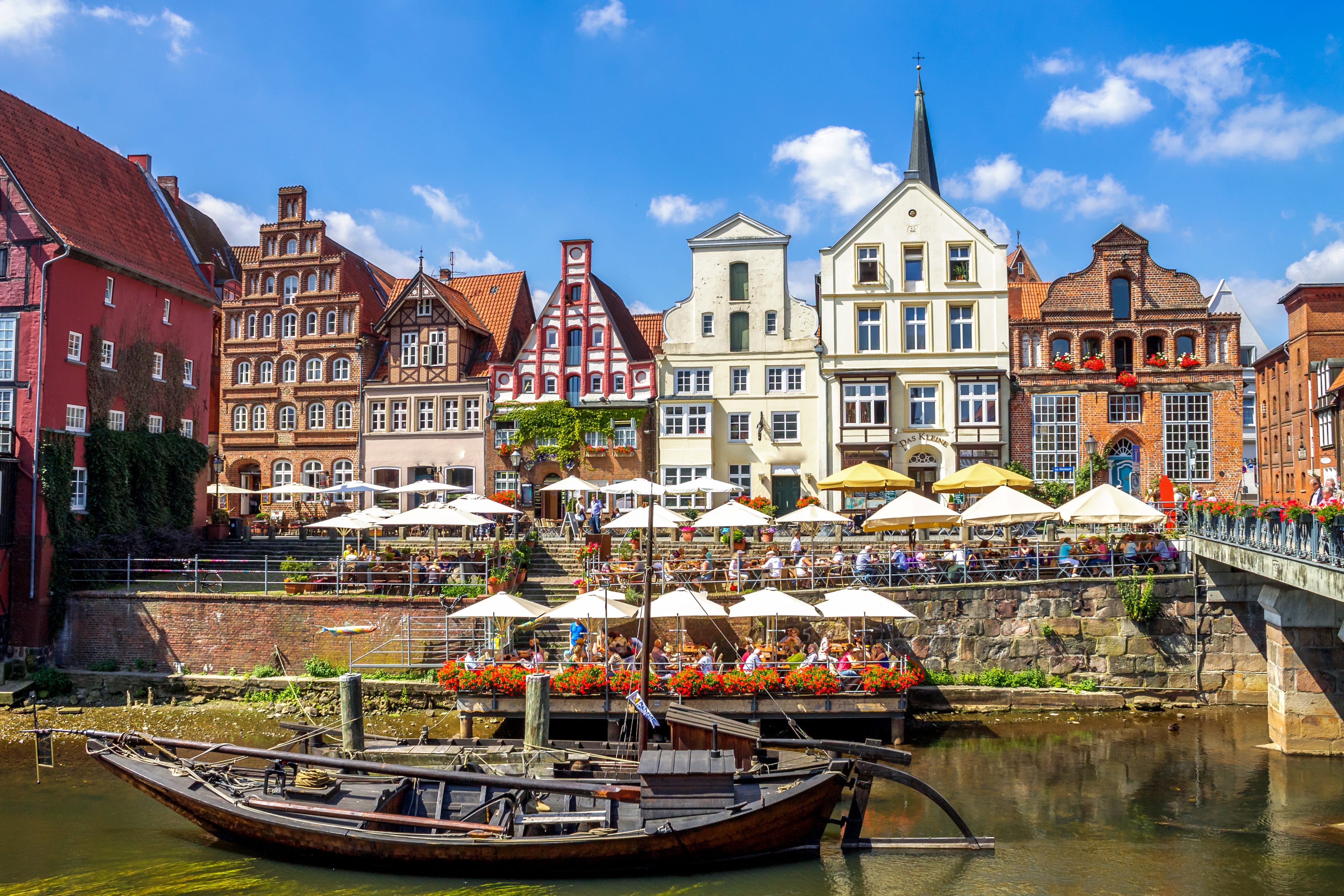 Ansicht der Stadt Lüneburg mit historischen Gebäuden, Fluss und Boot