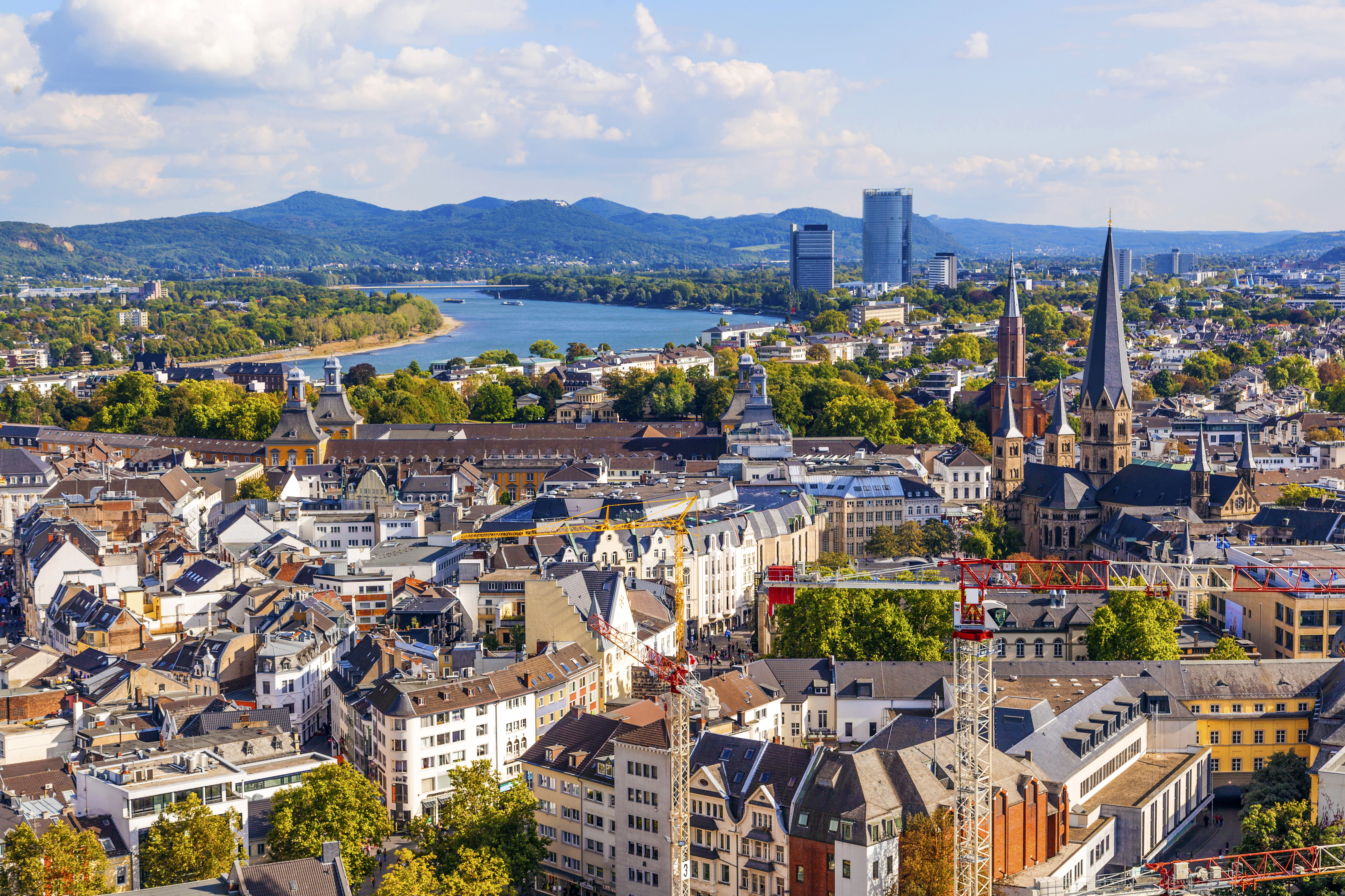 Ansicht der Stadt Bonn von oben mit Rhein und Siebengebirge