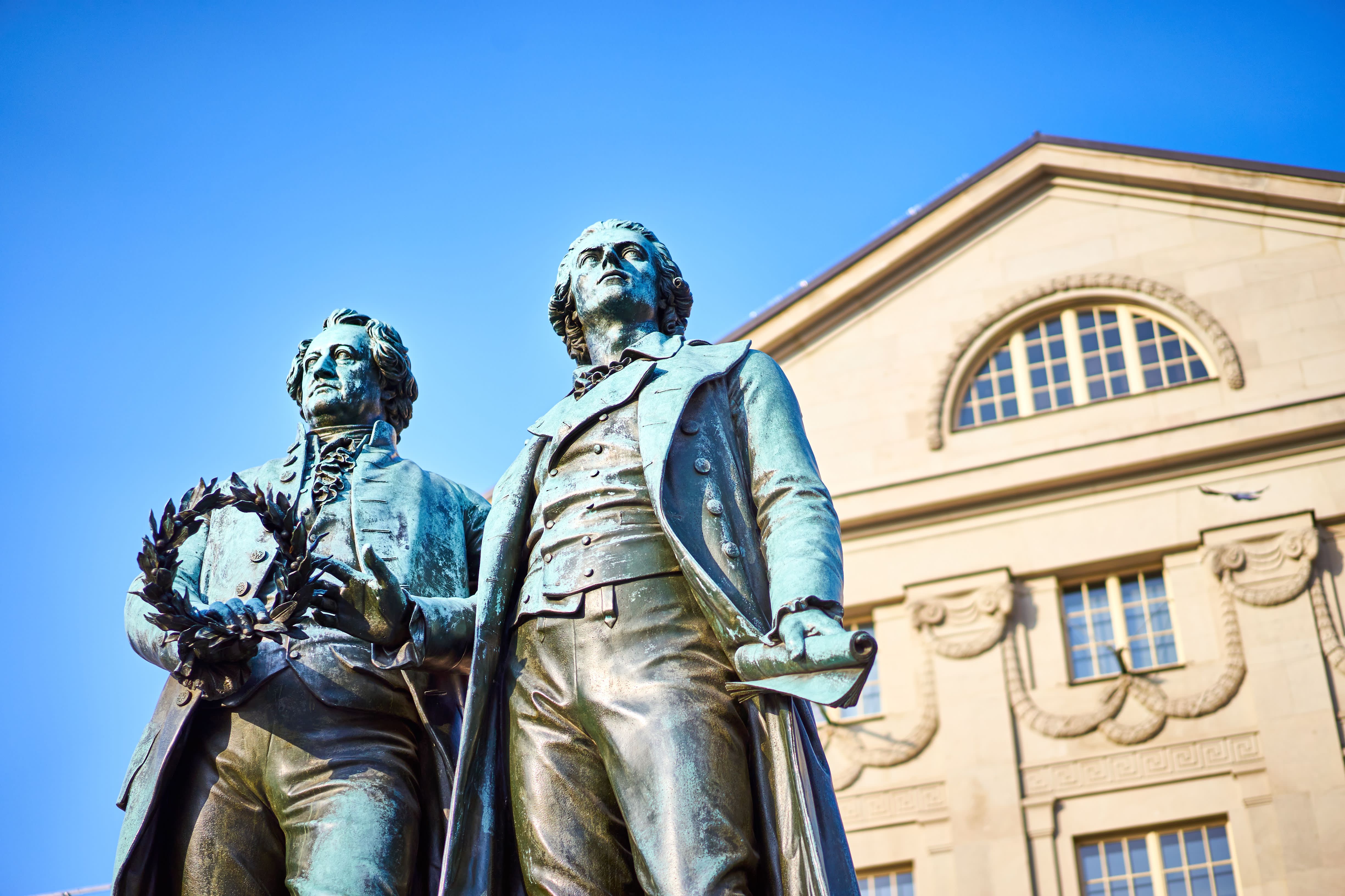 Ansicht der Stadt Weimar mit Statue von Goethe und Schiller