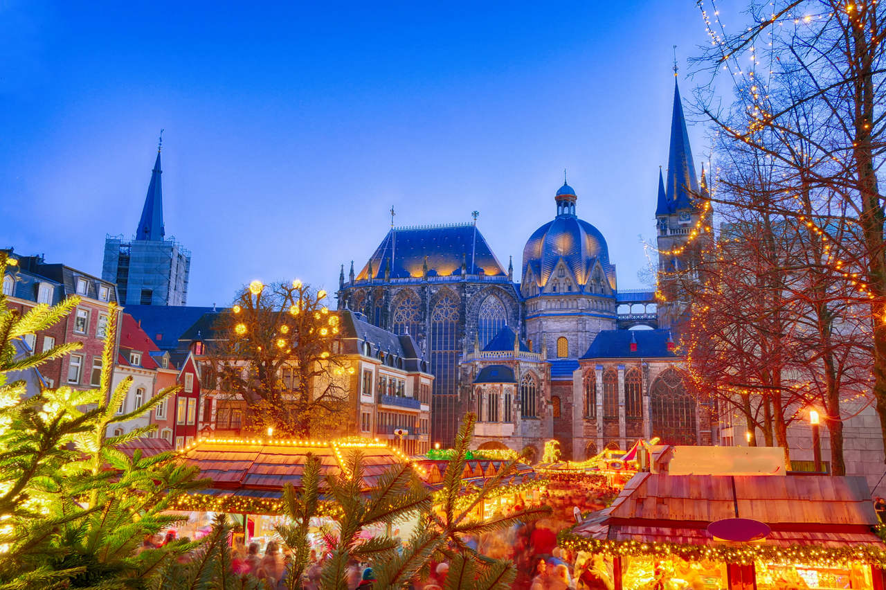 Weihnachtsmarkt in Aachen mit Blick auf Dom und Markt 