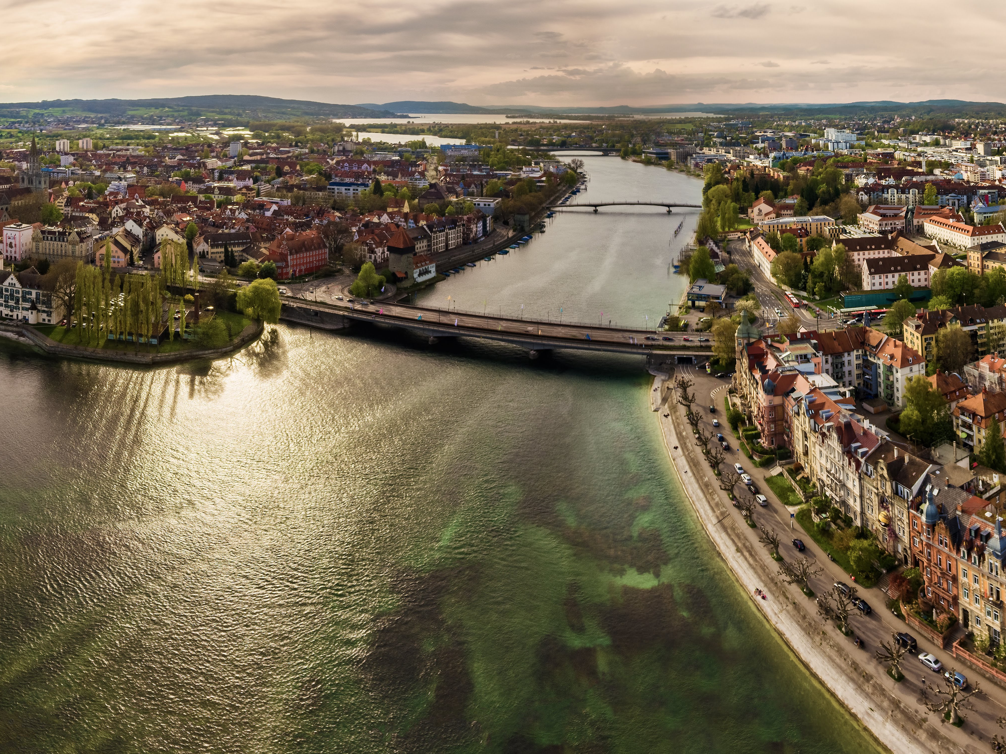 Ansicht der Stadt Konstanz vom Bodensee aus 