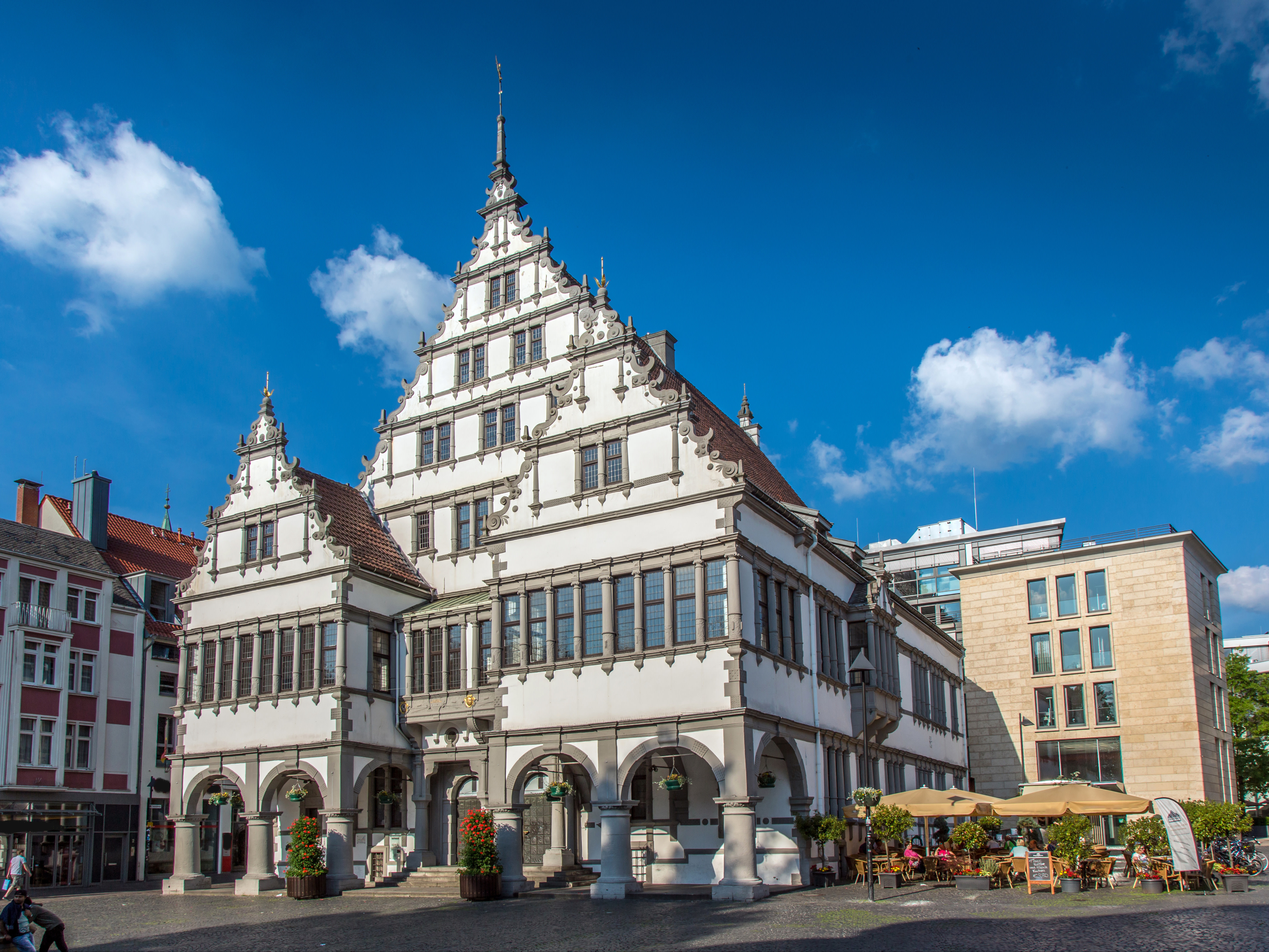 Ansicht der Stadt Paderborn mit Rathaus