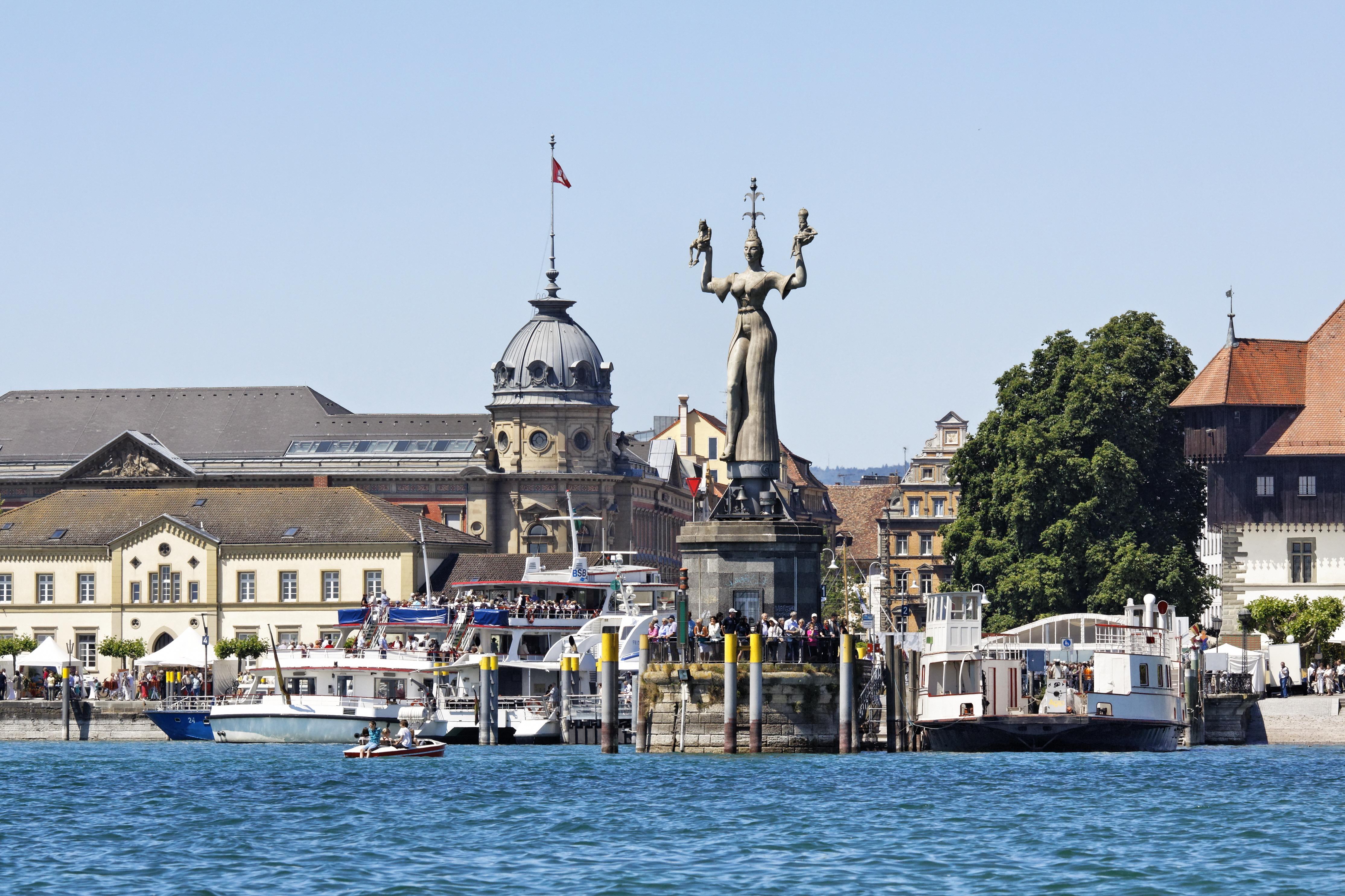 Bus mieten Konstanz - Ansicht der Stadt mit Hafen im Vordergrund