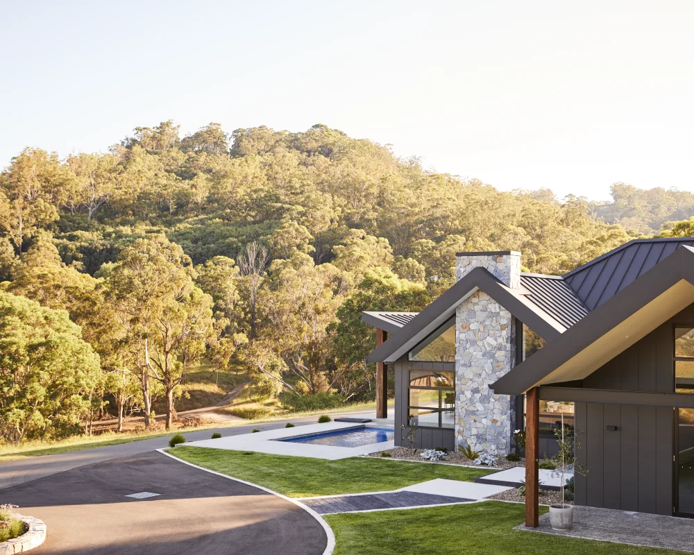 axon-cladding-exterior-modernfarmhouse-menangle-wynnhomes-jeffkarskensdesigner-nataliehunfalvayphotography-jameshardie-2-Image Gallery JH Website