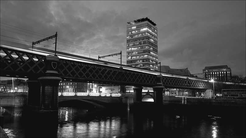 D320 - The Loopline Bridge and Liberty Hall, Dublin.