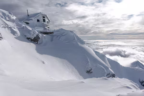 Il Rifugio Brioschi sommerso dalla neve