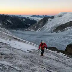 Sul ghiacciaio del Finsteraarhorn all'alba