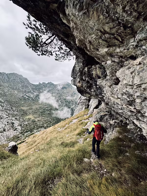 La grotta che segna l’inizio della normale