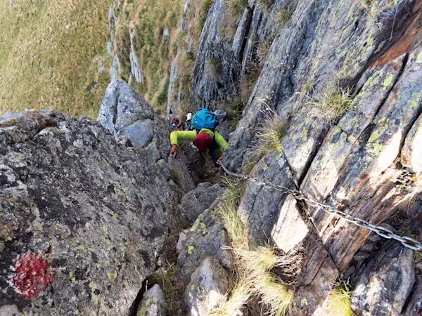 La catena per rimontare il dosso roccioso