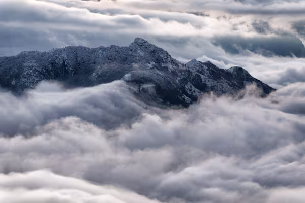 Il Monte Barro emerge dalle nuvole
