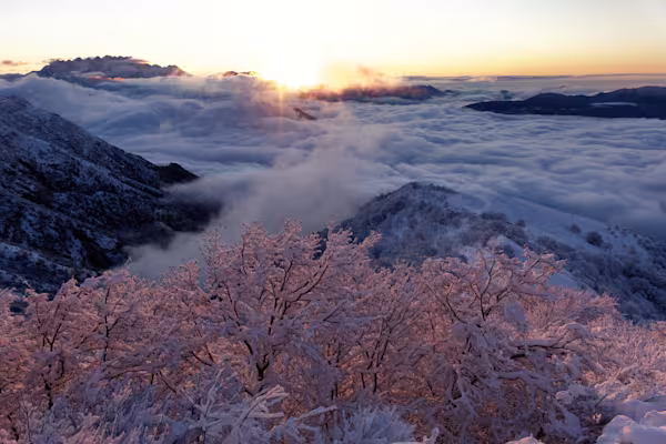 Primi raggi di sole che filtrano dalle nuvole