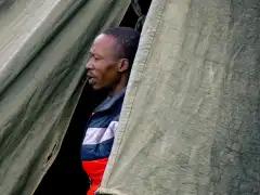 Un portatore esce dalla tenda