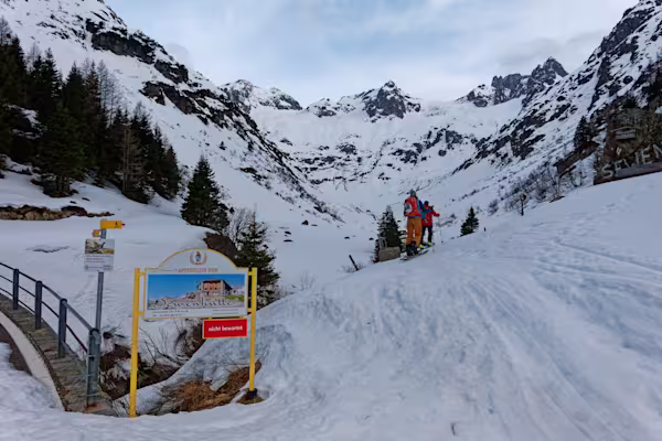 Lasciamo la strada ed entriamo nella valle