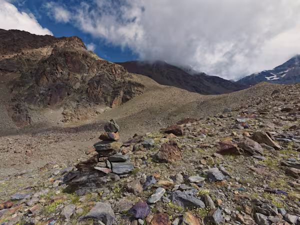 Si sale dietro quella bastionata rocciosa