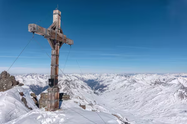 La croce di vetta del Piz Fenga