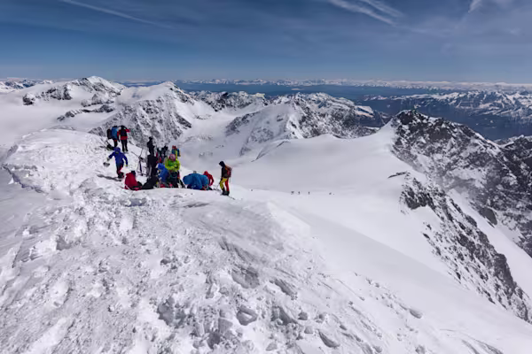 Deposito sci sotto la vetta