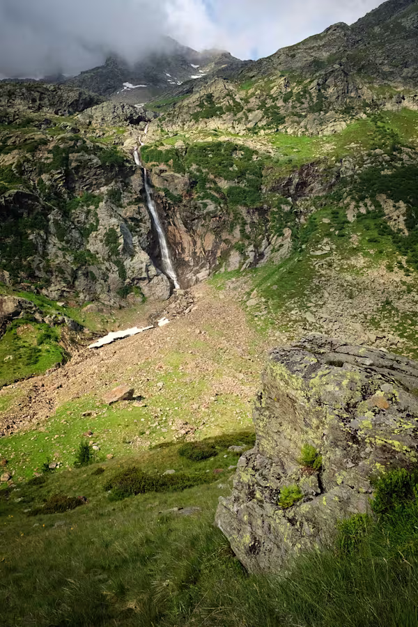 Una bellissima cascata lungo la salita