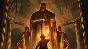 Indiana Jones est debout devant trois immenses statues de chevaliers dans une grotte sombre. Il éclaire l'environnement antique avec une torche.