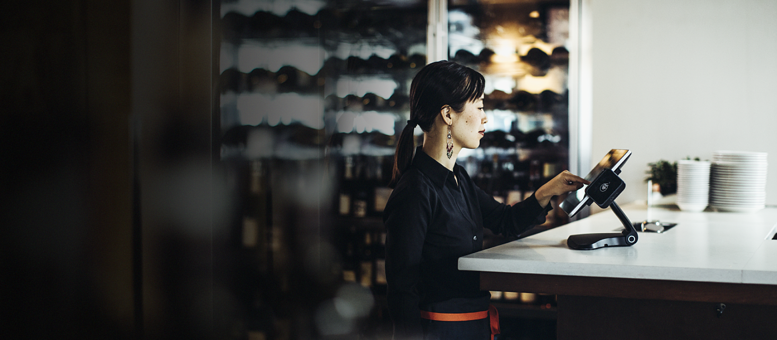 retaining restaurant staff woman with restaurant POS turnover