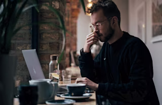 Man laptop cafe thumbnail