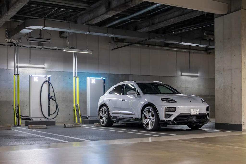 画像:「MARK IS みなとみらい」のEVチャージステーション、車両:Porsche Macan Turbo
