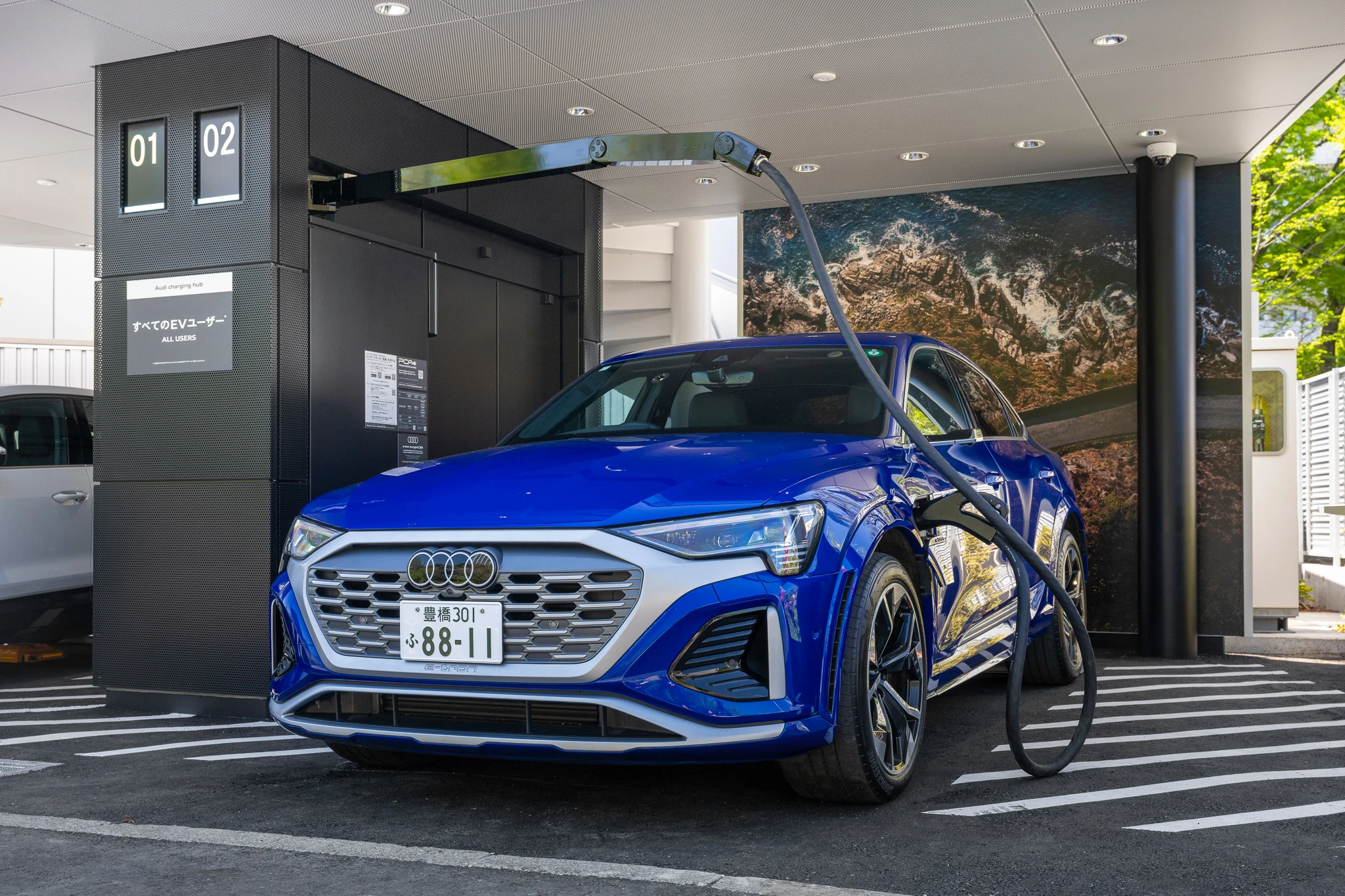 充電中の車両 「Audi Q8 Sportback e-tron」