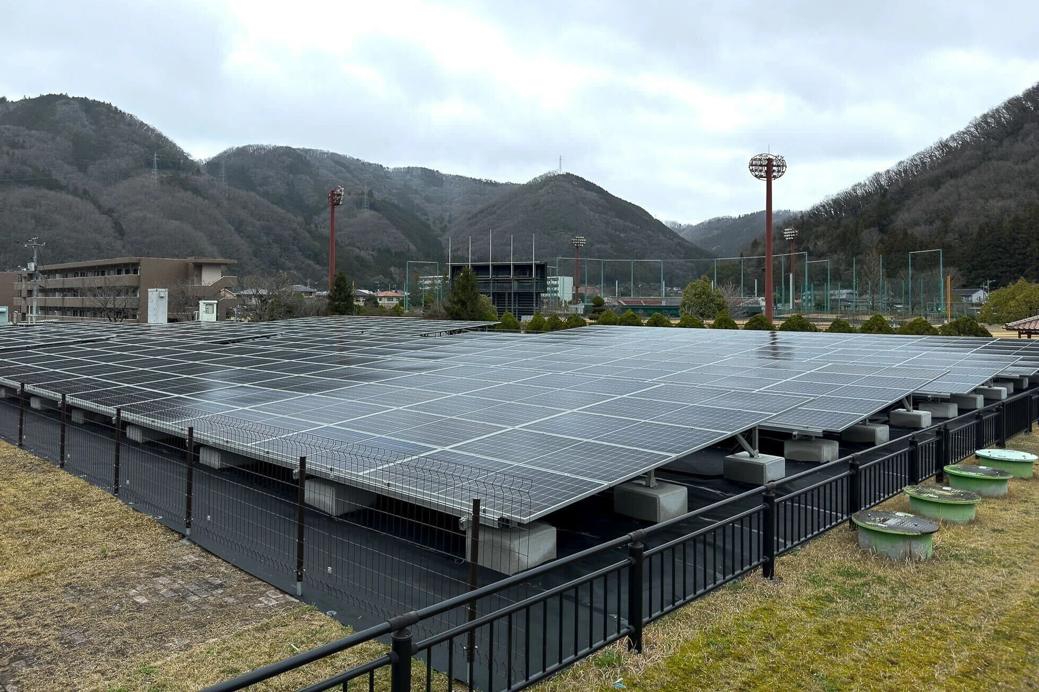 画像:新見浄化センターの敷地内に設置された太陽光発電設備