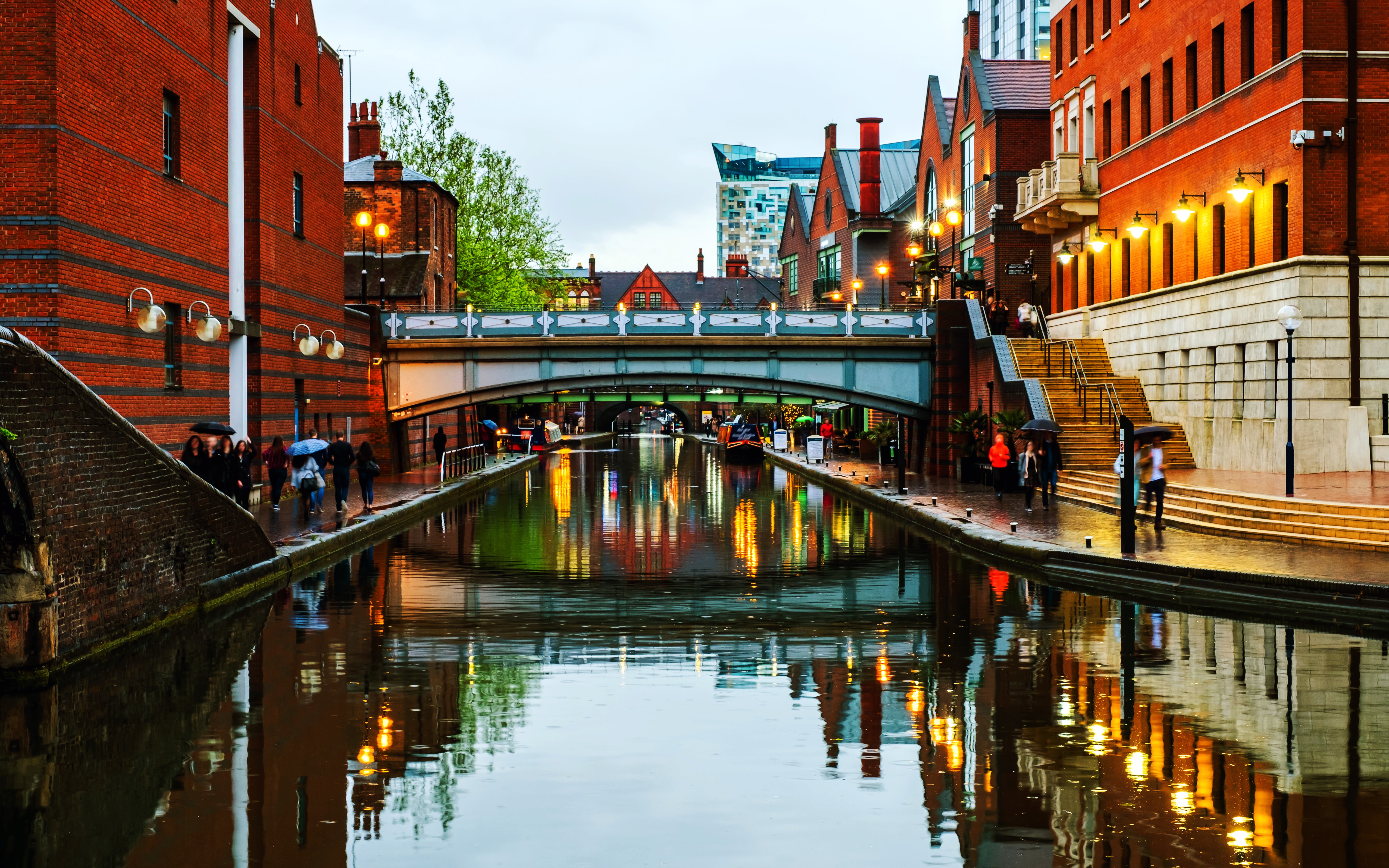 An image of a canal in Birmingham in the evening