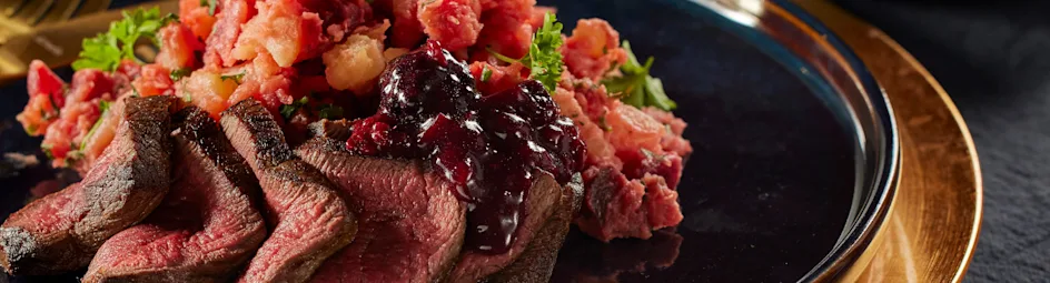 Hertenbiefstuk met bosvruchtensaus en biet-peterseliestamppot