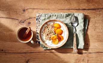 Ontbijtbowl met warme gekruide abrikozen