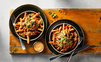 Malse kippendijen met gember ui en zoete aardappelfriet